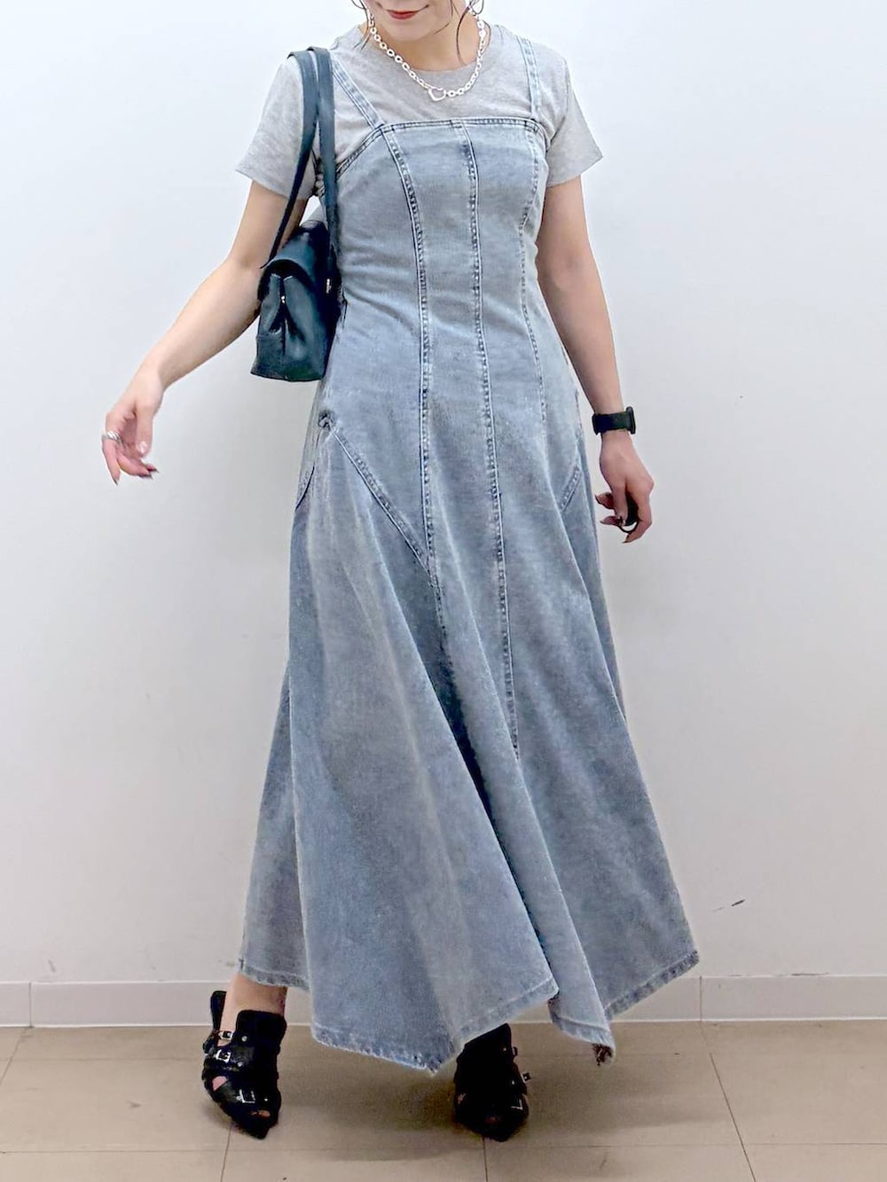 ブルー系のワンピース、グレー系のTシャツ/カットソー、ブラック系のサンダルを着用したレディースの夏コーディネートの2枚目の写真
