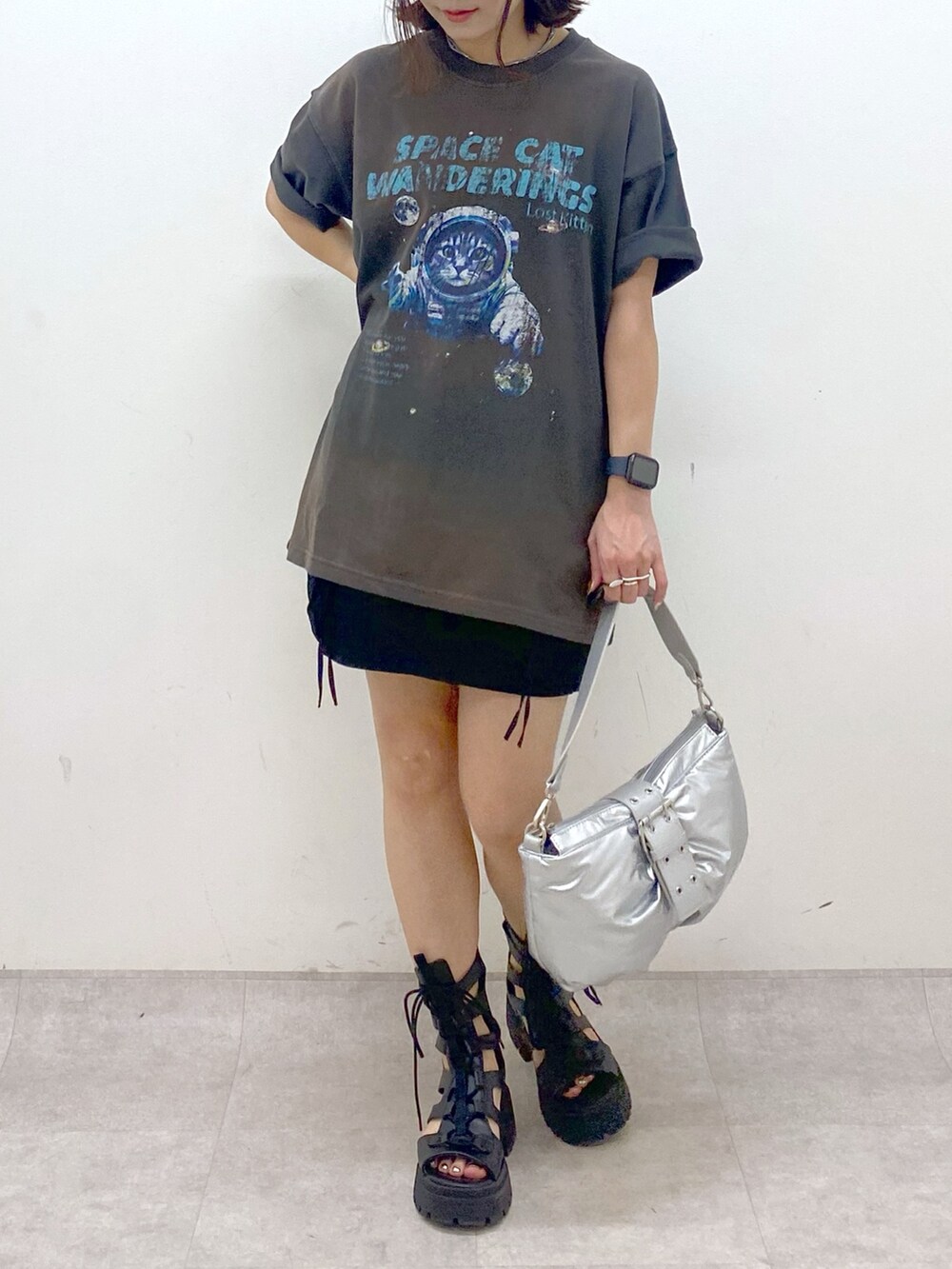 グレー系のTシャツ/カットソー、ブラック系のスカート、ブラック系のサンダルを着用したレディースの夏コーディネートの3枚目の写真