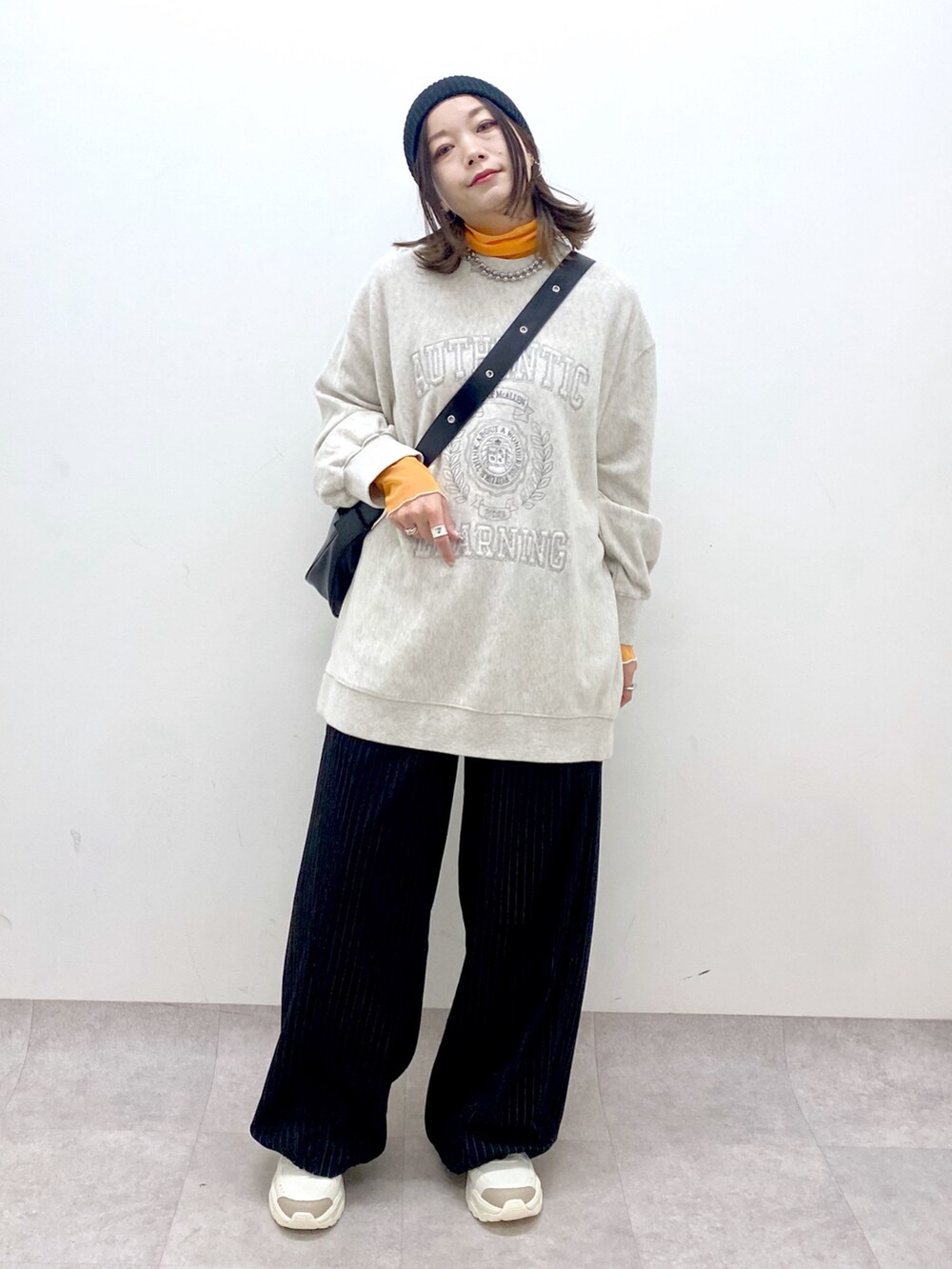 ブラック系のショルダーバッグ、ベージュ系のスウェット、その他のその他パンツを着用したレディースの春コーディネートの8枚目の写真