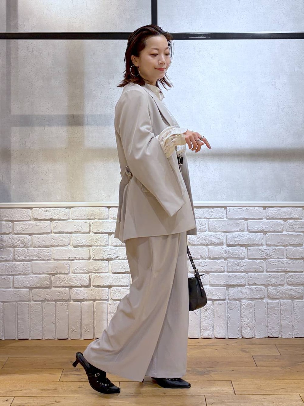 グレー系のテーラードジャケット、ベージュ系のデニムパンツ、ホワイト系のTシャツ/カットソーを着用したレディースの冬コーディネートの5枚目の写真