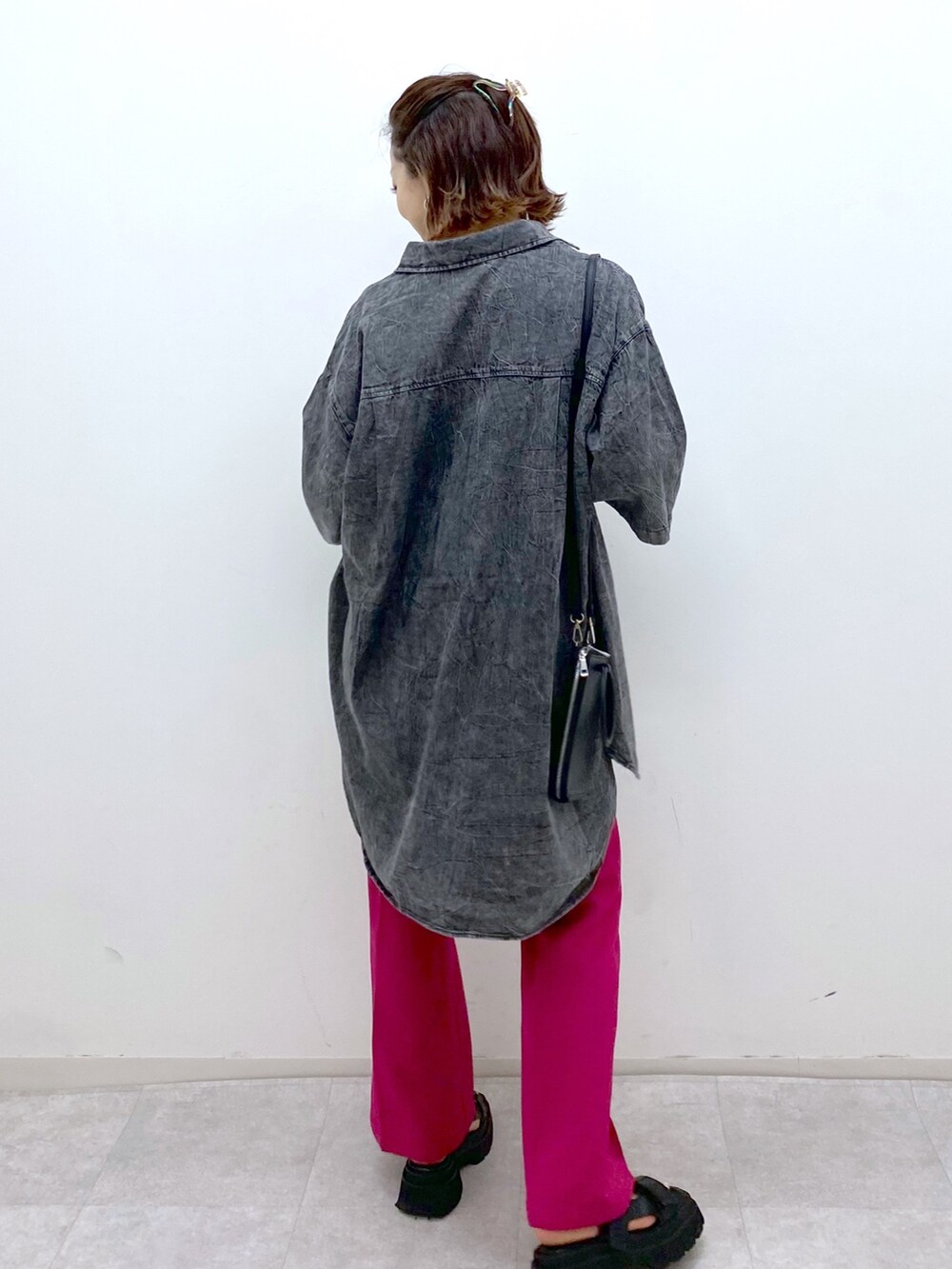 ブラック系のシャツ/ブラウス、ブラック系のサンダル、ブラック系のショルダーバッグを着用したレディースの夏コーディネートの4枚目の写真