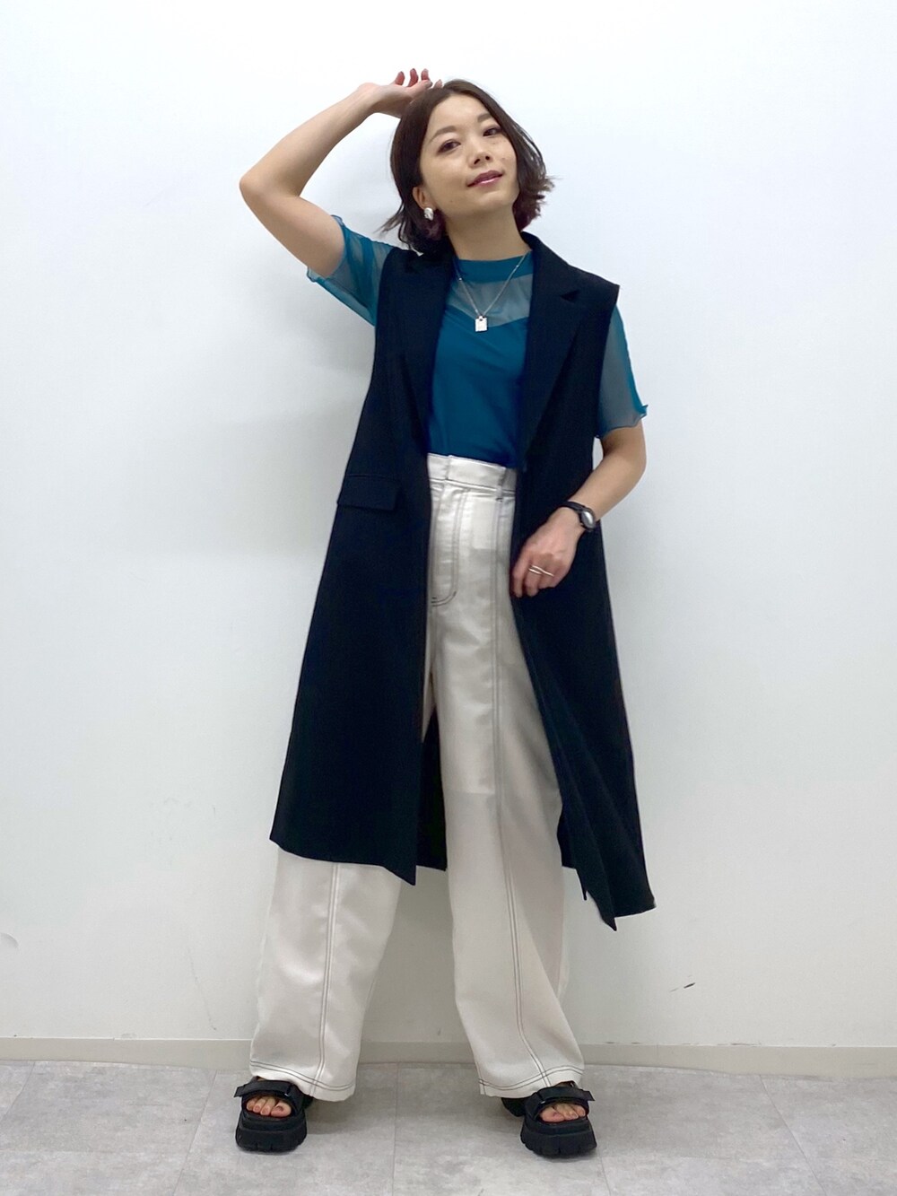 ホワイト系のその他パンツ、ブラック系のタンクトップ、ブルー系のTシャツ/カットソーを着用したレディースの夏コーディネートの2枚目の写真