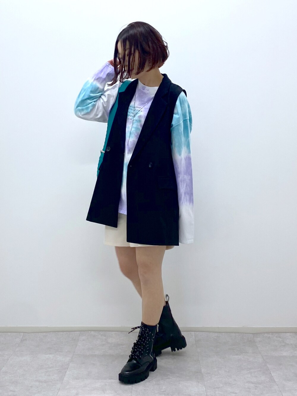 ブラック系のその他アウター、ホワイト系のTシャツ/カットソー、グリーン系のショルダーバッグを着用したレディースの冬コーディネートの2枚目の写真