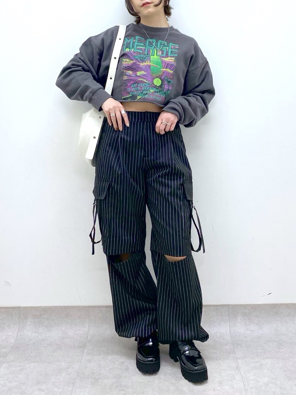 その他のパンツ、ブラック系のトップス、ブラック系のローファーを着用したレディースの春コーディネートの4枚目の写真