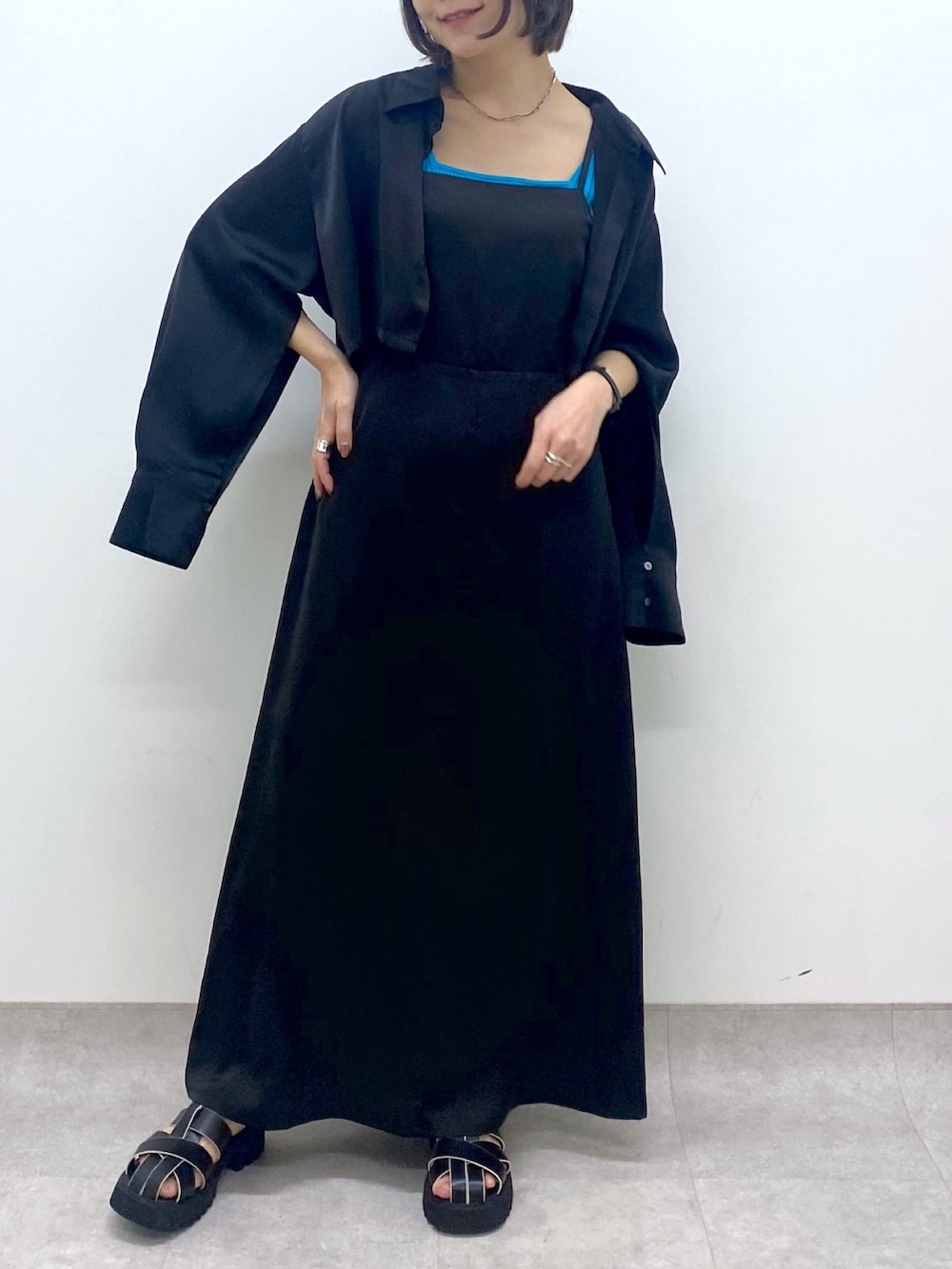 その他のトップス、ブラック系のワンピース/ドレス、ブラック系のサンダルを着用したレディースの春コーディネートの5枚目の写真