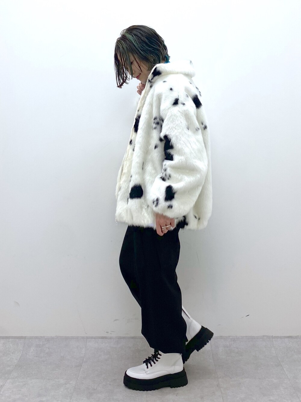 ブラック系のカーゴパンツ、ホワイト系のシューズ、ブルー系のトップスを着用したレディースの秋コーディネートの4枚目の写真