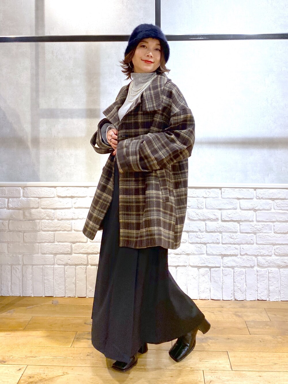 ブラウン系のテーラードジャケット、グレー系のTシャツ/カットソー、ブラック系のスカートを着用したレディースの冬コーディネートの5枚目の写真