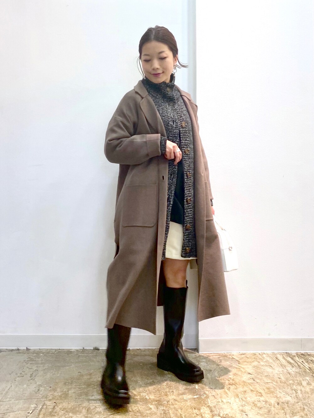 ブラック系のニット/セーター、ブラック系のTシャツ/カットソー、ブラウン系のその他アウターを着用したレディースの秋コーディネートの5枚目の写真