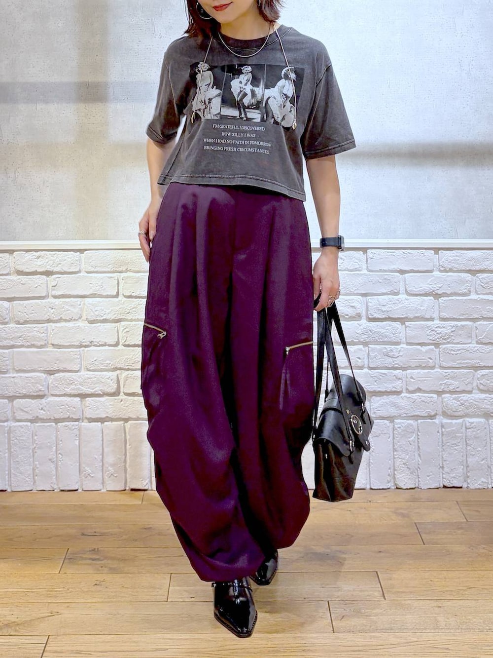 パープル系のカーゴパンツ、グレー系のTシャツ/カットソー、ブラック系のショルダーバッグを着用したレディースの夏コーディネートの3枚目の写真