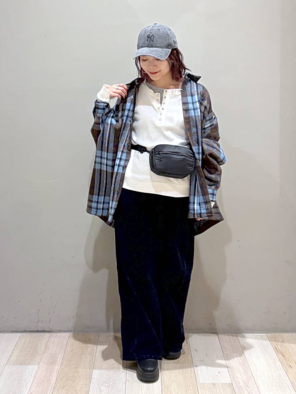 ブルー系のその他パンツ、ブラック系のブーツ、ホワイト系のTシャツ/カットソーを着用したレディースの秋コーディネートの9枚目の写真