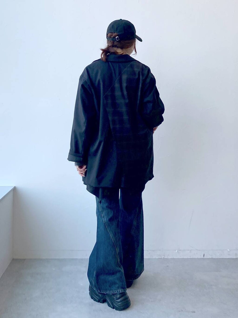 ブラック系のスニーカー、ブルー系のデニムパンツ、ブラック系のスカートを着用したレディースの夏コーディネートの6枚目の写真