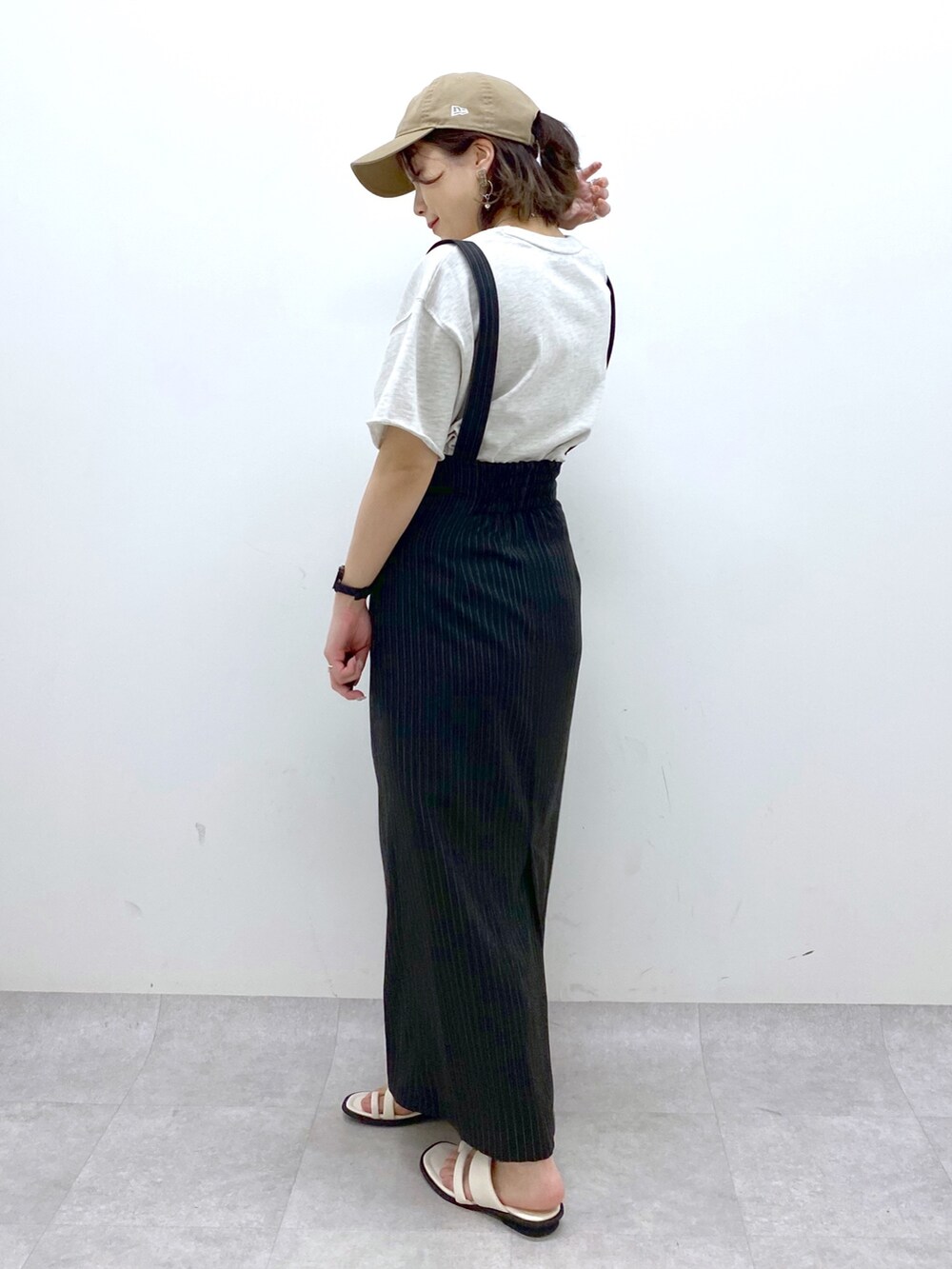 その他のワンピース、ベージュ系のTシャツ/カットソー、ホワイト系のサンダルを着用したレディースの夏コーディネートの3枚目の写真