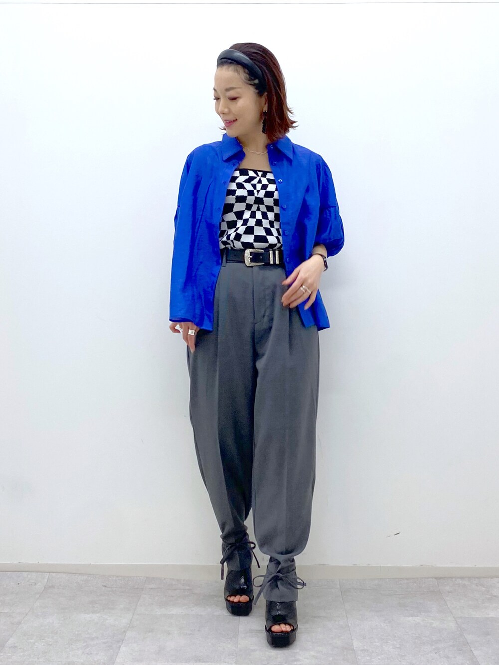 グレー系のその他パンツ、ブラック系のサンダル、ブラック系のタンクトップを着用したレディースの春コーディネートの2枚目の写真