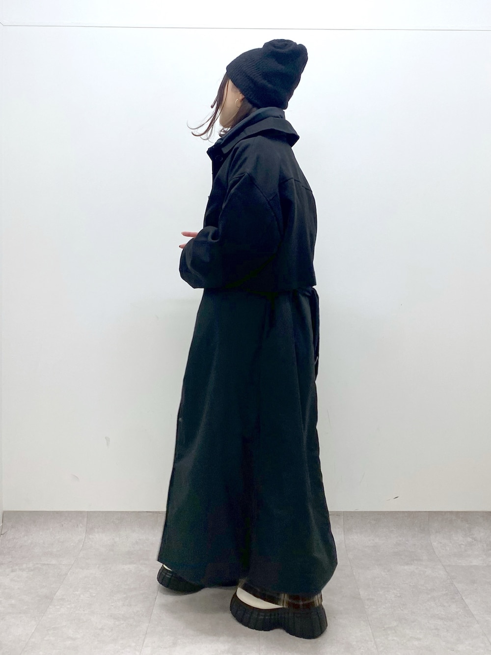 ブラック系のベスト、ベージュ系のニット/セーター、ブラウン系のその他パンツを着用したレディースの秋コーディネートの4枚目の写真