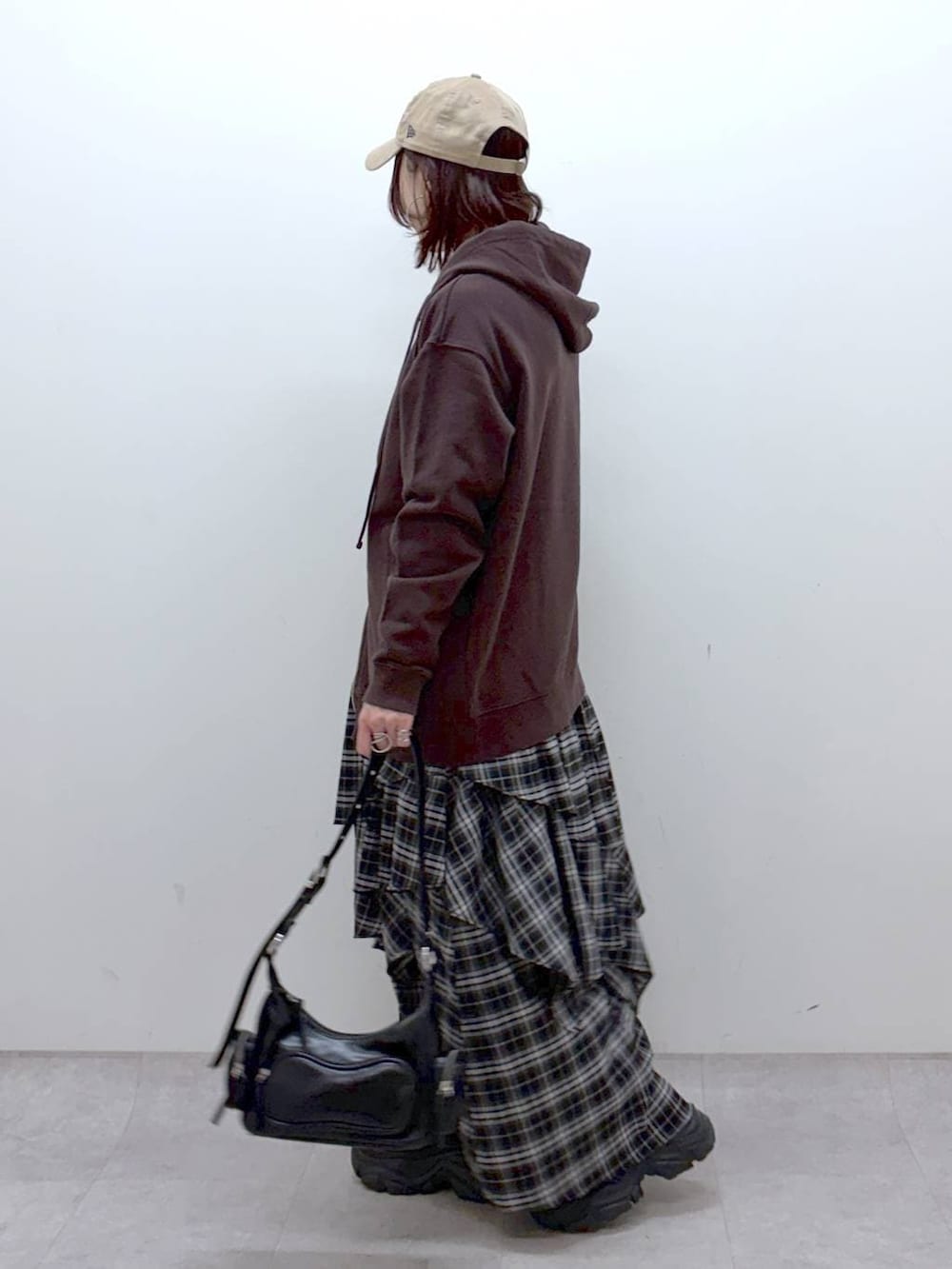 ブラック系のブーツ、シルバー系のTシャツ/カットソー、ブラウン系のパーカーを着用したレディースの冬コーディネートの5枚目の写真