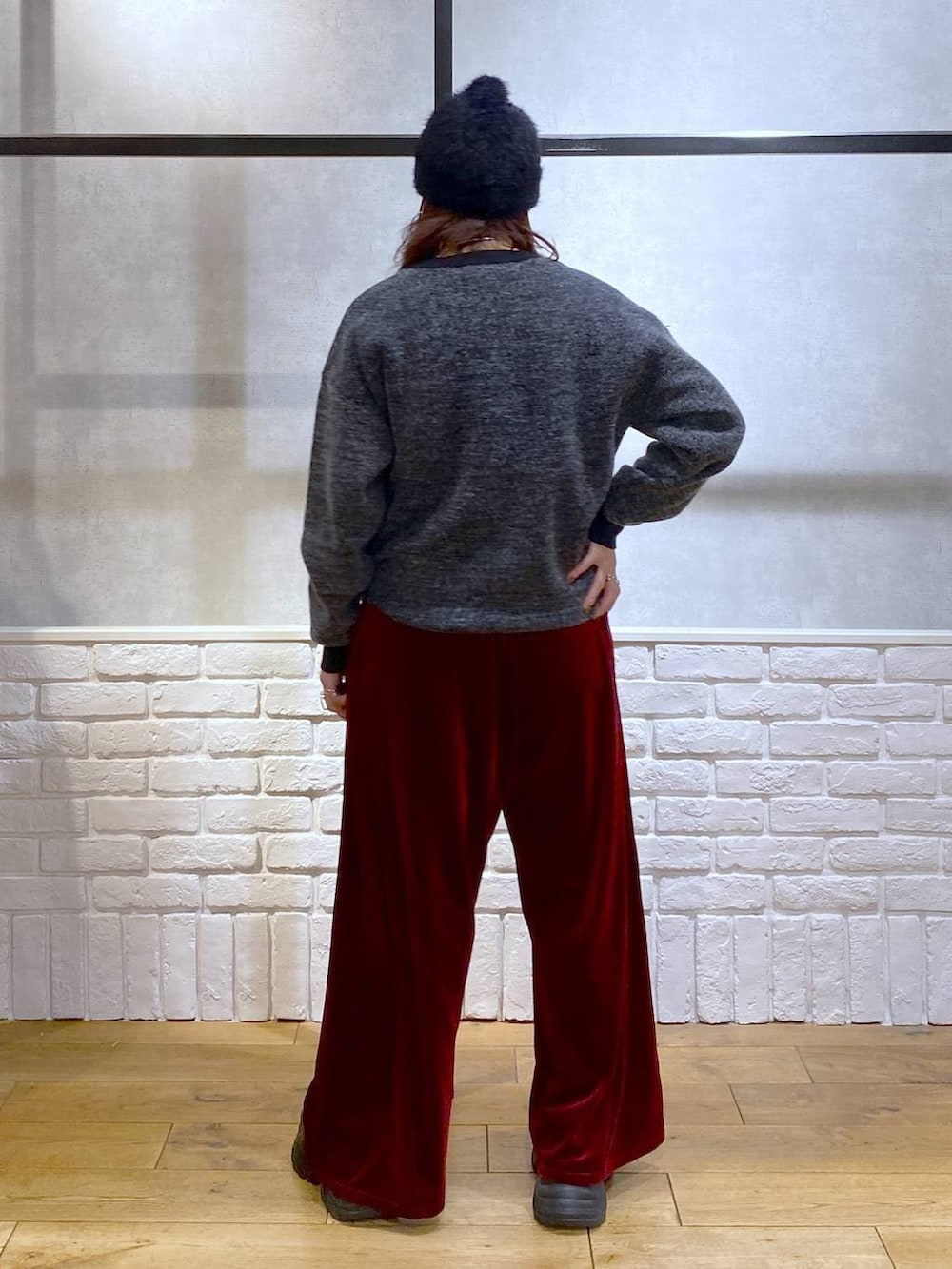 ブラック系のスニーカー、レッド系のその他パンツ、レッド系のその他パンツを着用したレディースの秋コーディネートの6枚目の写真