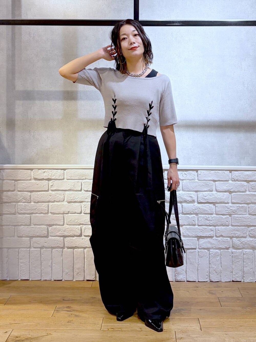 ブラック系のカーゴパンツ、グレー系のTシャツ/カットソー、ブラック系のショルダーバッグを着用したレディースの夏コーディネートの9枚目の写真