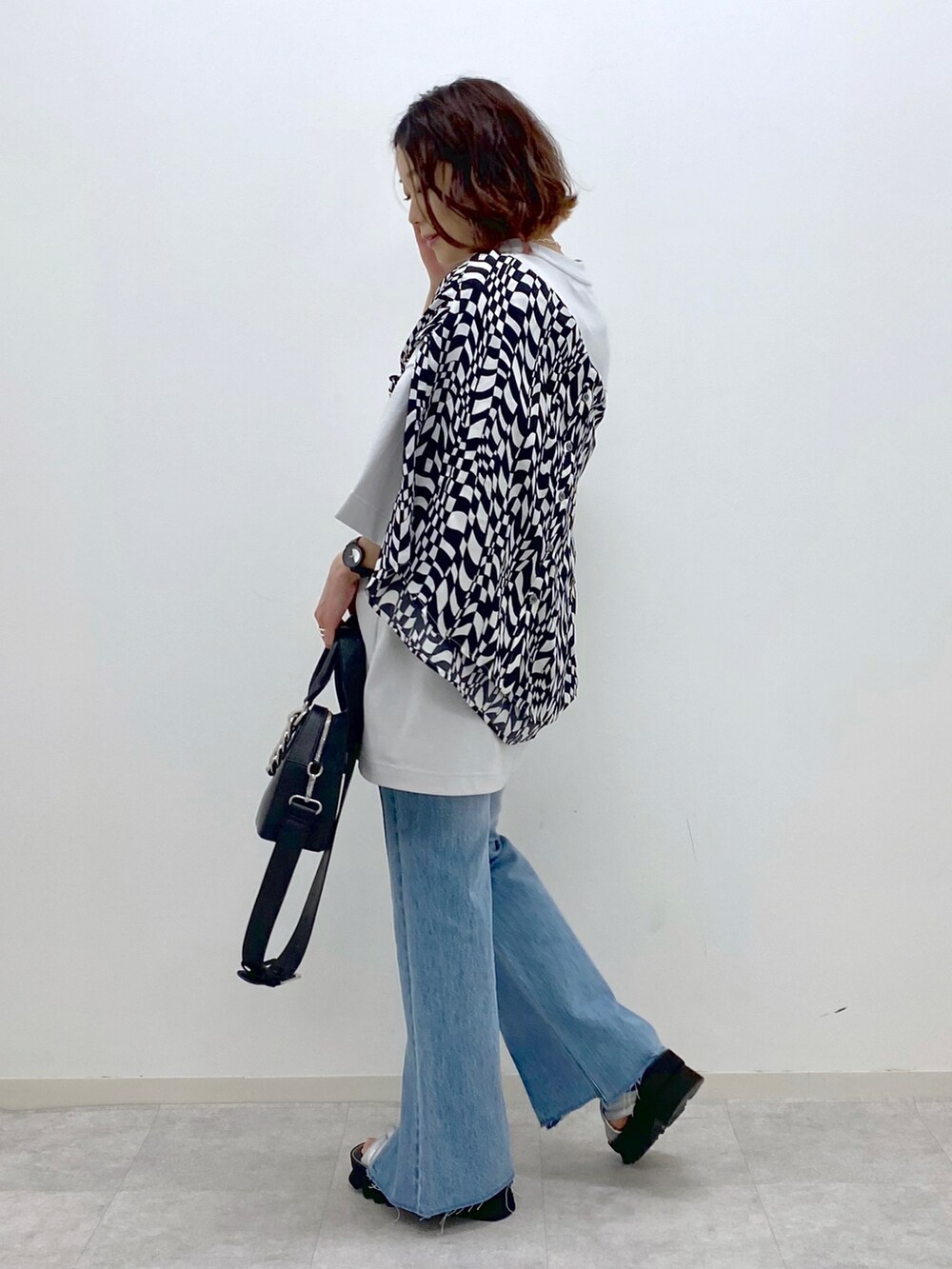 ベージュ系のTシャツ/カットソー、ブラック系のシャツ/ブラウス、ブラック系のショルダーバッグを着用したレディースの春コーディネートの4枚目の写真