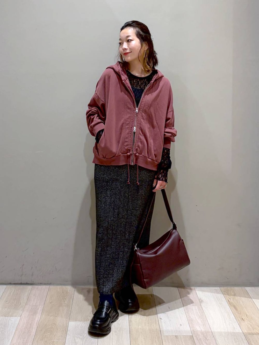ブラック系のローファー、レッド系のパーカー、ブラック系のTシャツ/カットソーを着用したレディースの秋コーディネートの8枚目の写真