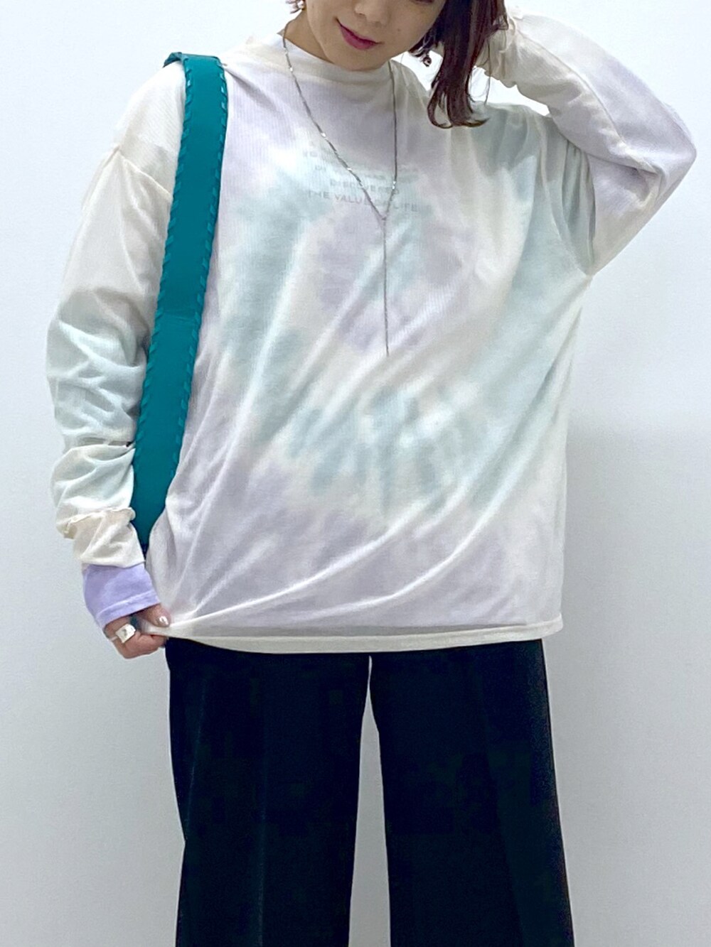 ブラック系のスラックス、ホワイト系のTシャツ/カットソー、ホワイト系のTシャツ/カットソーを着用したレディースの冬コーディネートの5枚目の写真