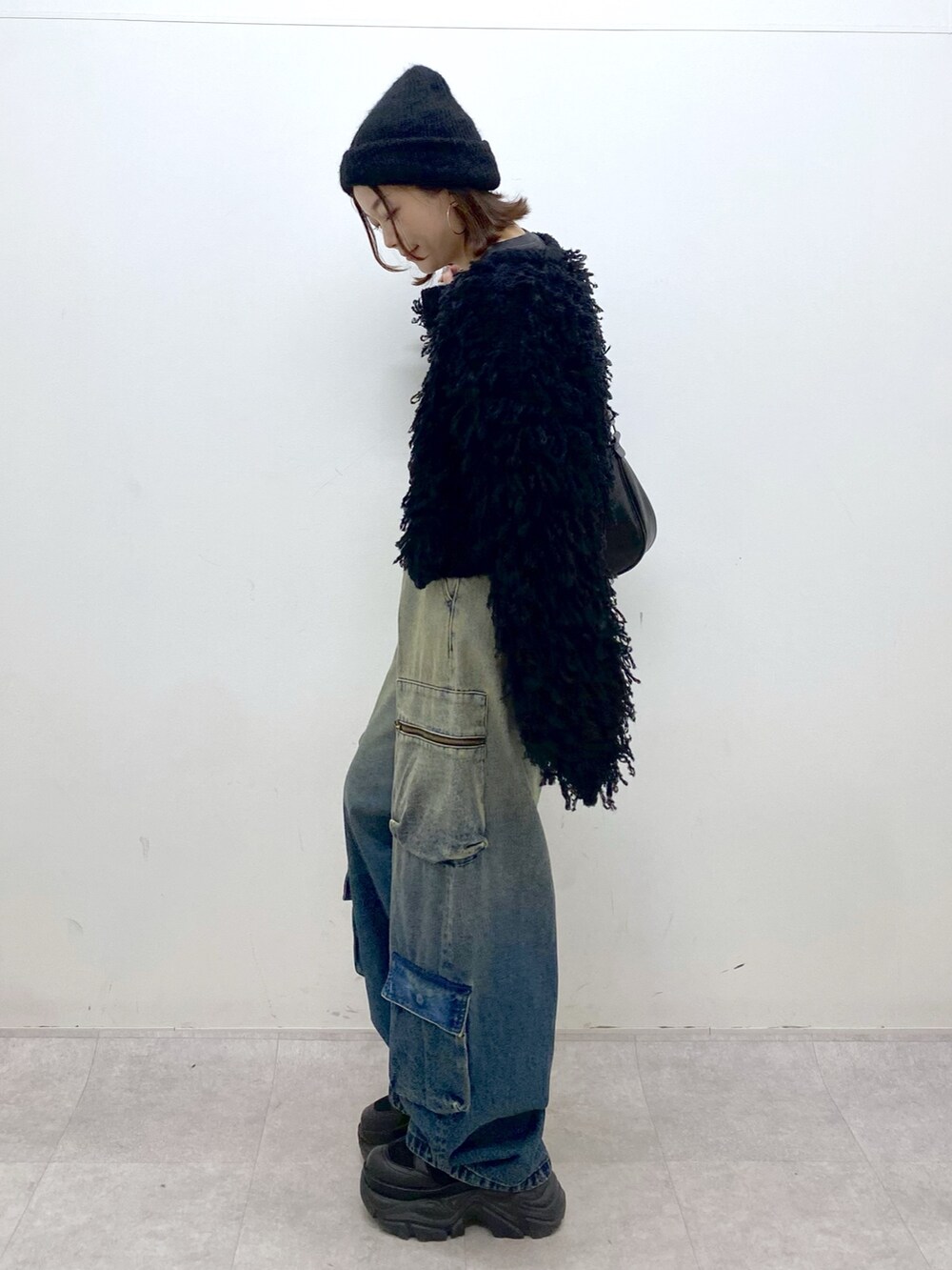 ブルー系のデニムパンツ、ブラック系のTシャツ/カットソー、ブラック系のカーディガン/ボレロを着用したレディースの秋コーディネートの8枚目の写真