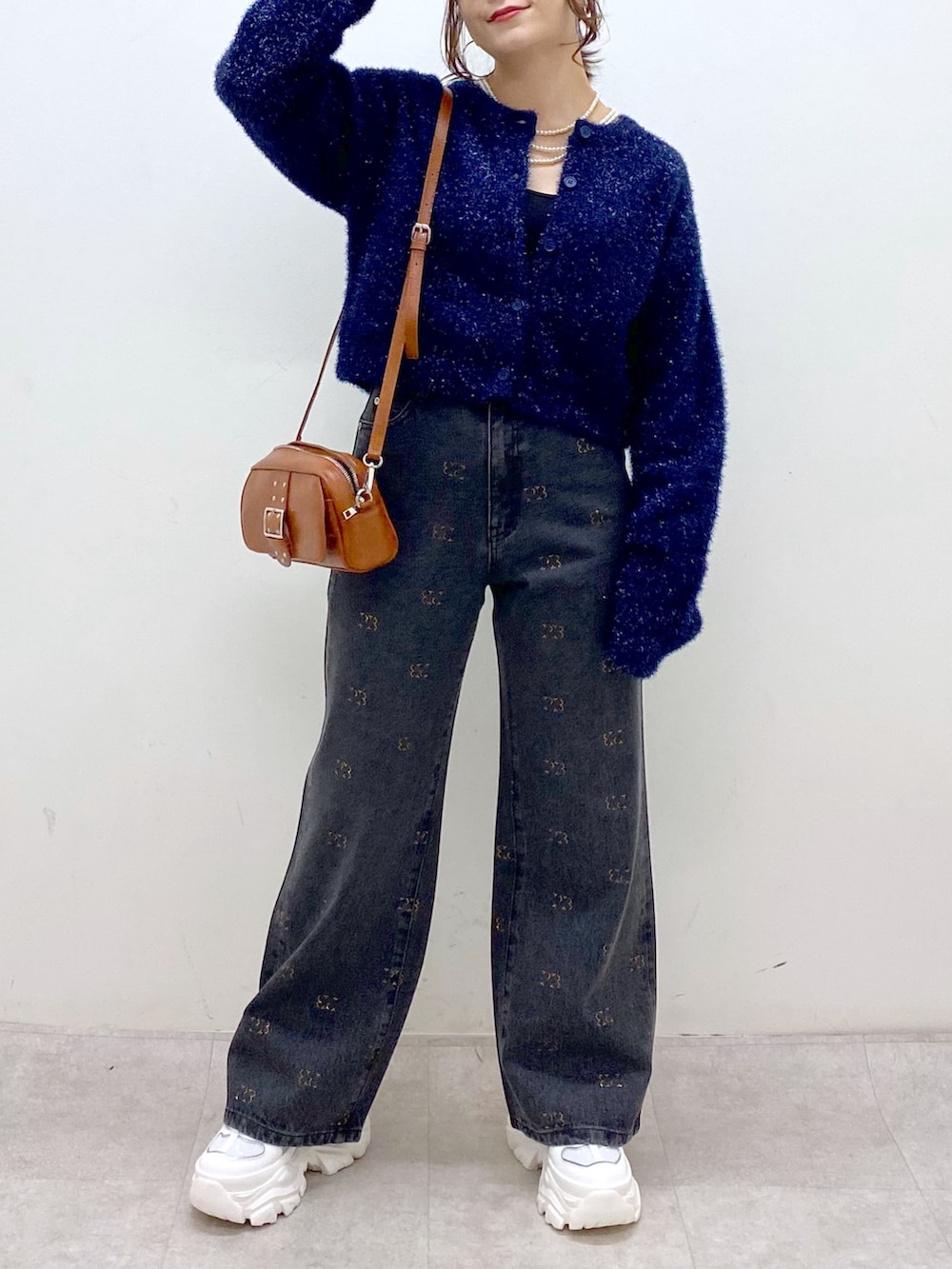 ブルー系のカーディガン/ボレロ、ブラック系のデニムパンツ、ホワイト系のスニーカーを着用したレディースの冬コーディネートの3枚目の写真