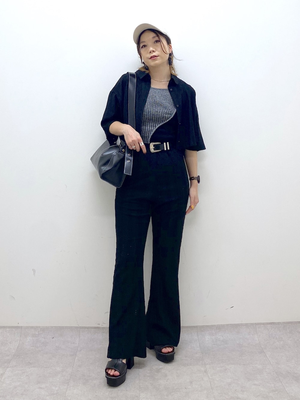 ブラック系のその他パンツ、ブラック系のタンクトップ、ブラック系のショルダーバッグを着用したレディースの夏コーディネートの9枚目の写真