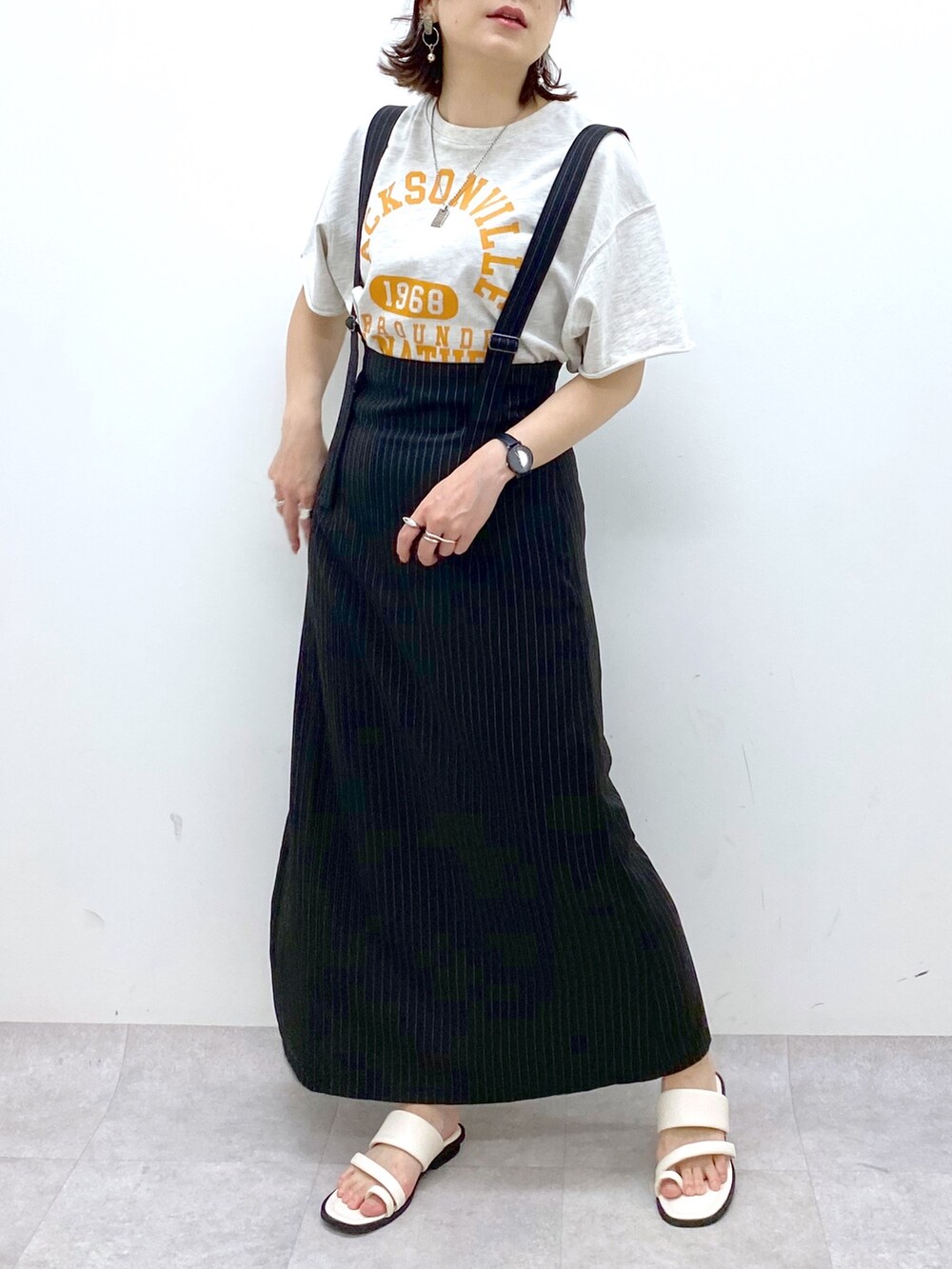 その他のワンピース、ベージュ系のTシャツ/カットソー、ホワイト系のサンダルを着用したレディースの夏コーディネートの4枚目の写真