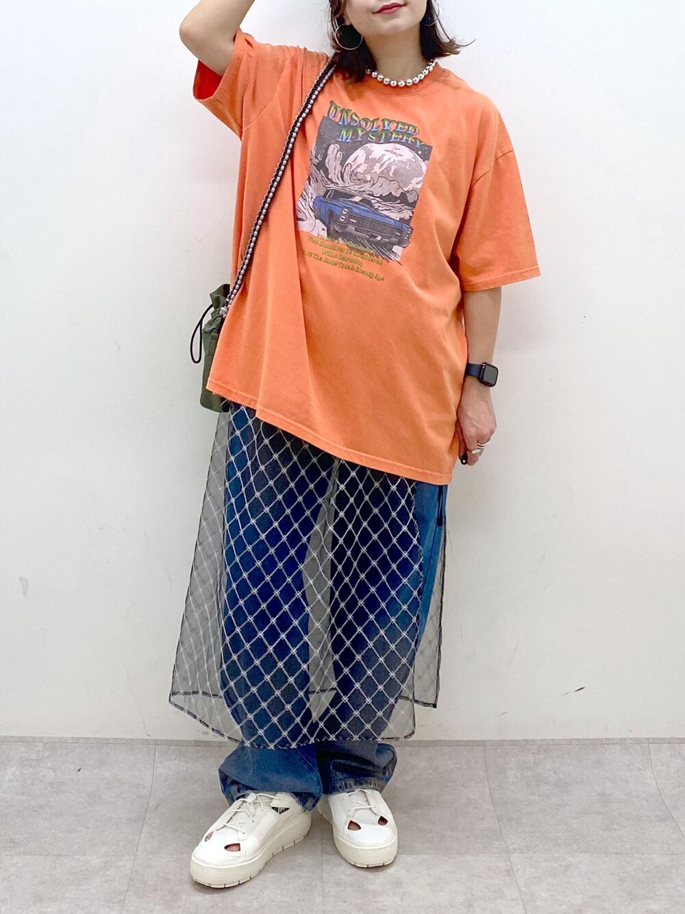 ピンク系のTシャツ/カットソー、ブルー系のデニムパンツ、ホワイト系のスニーカーを着用したレディースの夏コーディネートの3枚目の写真