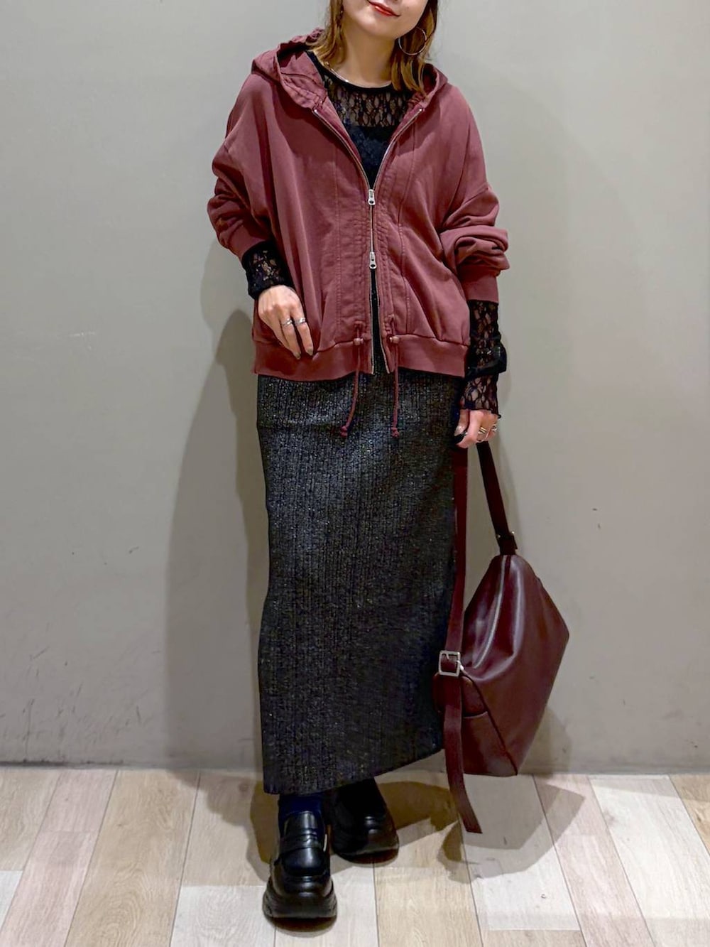 ブラック系のローファー、レッド系のパーカー、ブラック系のTシャツ/カットソーを着用したレディースの秋コーディネートの3枚目の写真