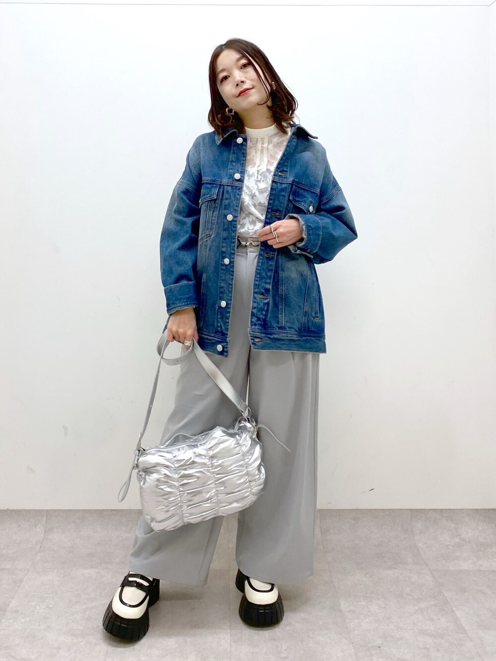 ホワイト系のシャツ/ブラウス、ブルー系のデニムジャケット、ホワイト系のローファーを着用したレディースの冬コーディネートの4枚目の写真