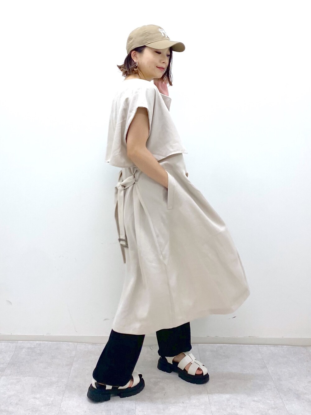 ベージュ系のジャケット/アウター、ブラック系のパンツ、イエロー系のタンクトップを着用したレディースの夏コーディネートの3枚目の写真