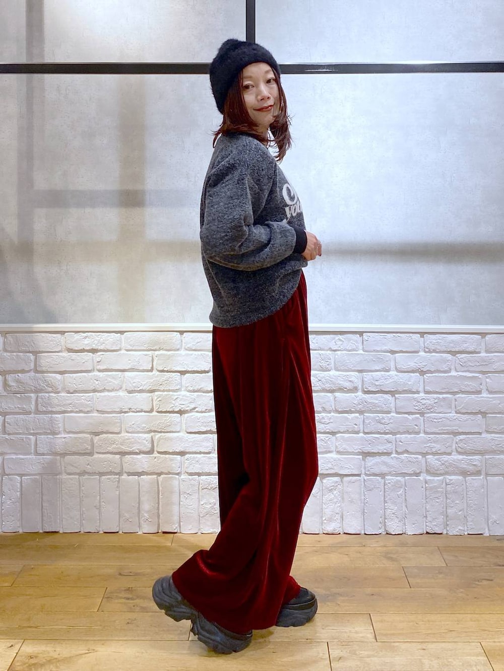 ブラック系のスニーカー、レッド系のその他パンツ、レッド系のその他パンツを着用したレディースの秋コーディネートの4枚目の写真