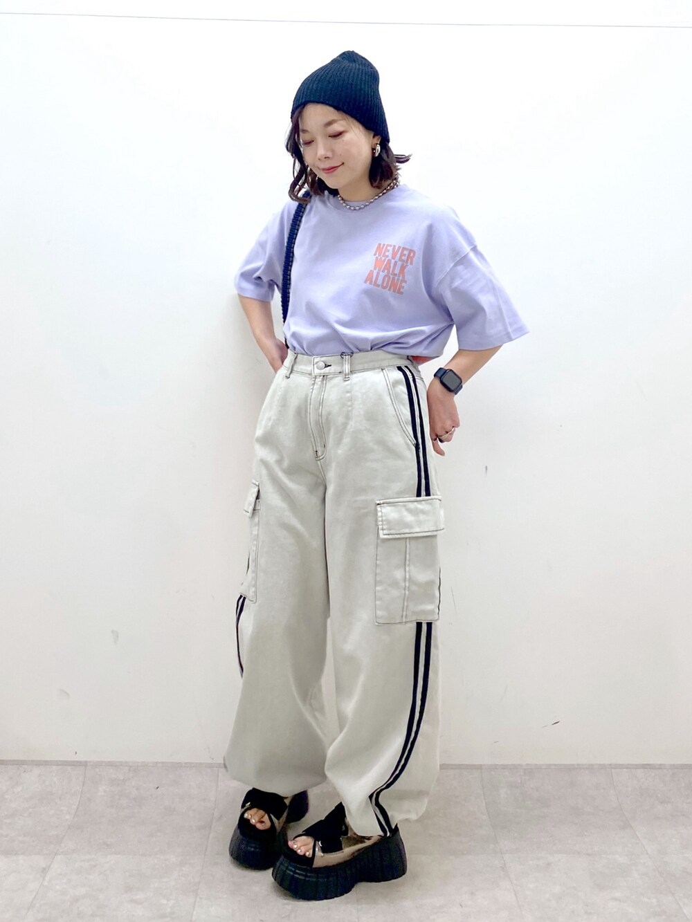 パープル系のTシャツ/カットソー、ホワイト系のデニムパンツ、その他のスニーカーを着用したレディースの夏コーディネートの8枚目の写真