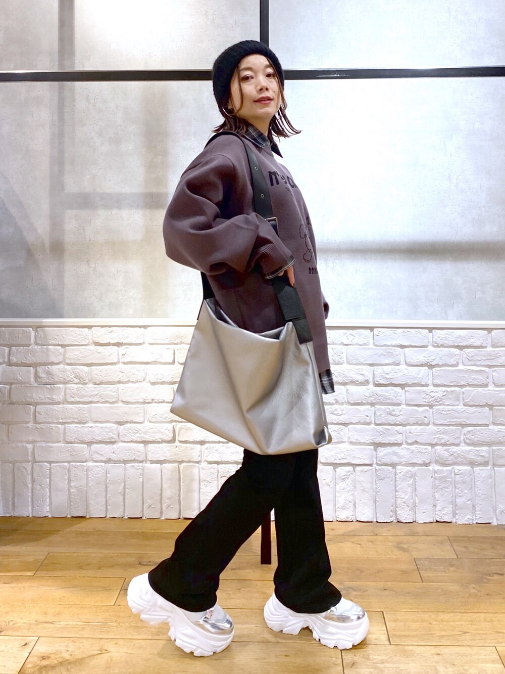 ブラック系のシャツ/ブラウス、シルバー系のトートバッグ、ブラック系のデニムパンツを着用したレディースの冬コーディネートの7枚目の写真