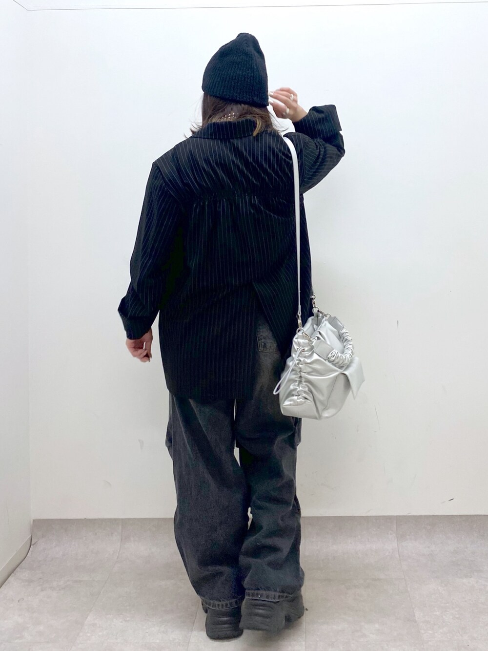 ホワイト系のTシャツ/カットソー、その他のテーラードジャケット、シルバー系のショルダーバッグを着用したレディースの冬コーディネートの5枚目の写真