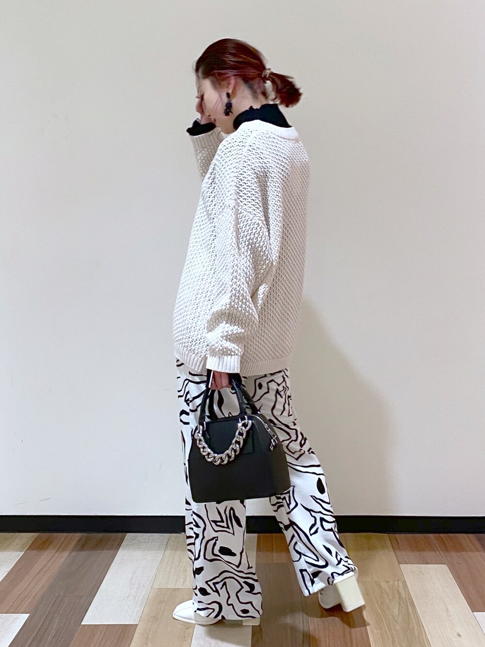 ホワイト系のその他パンツ、ホワイト系のサンダル、ブラック系のショルダーバッグを着用したレディースの冬コーディネートの3枚目の写真
