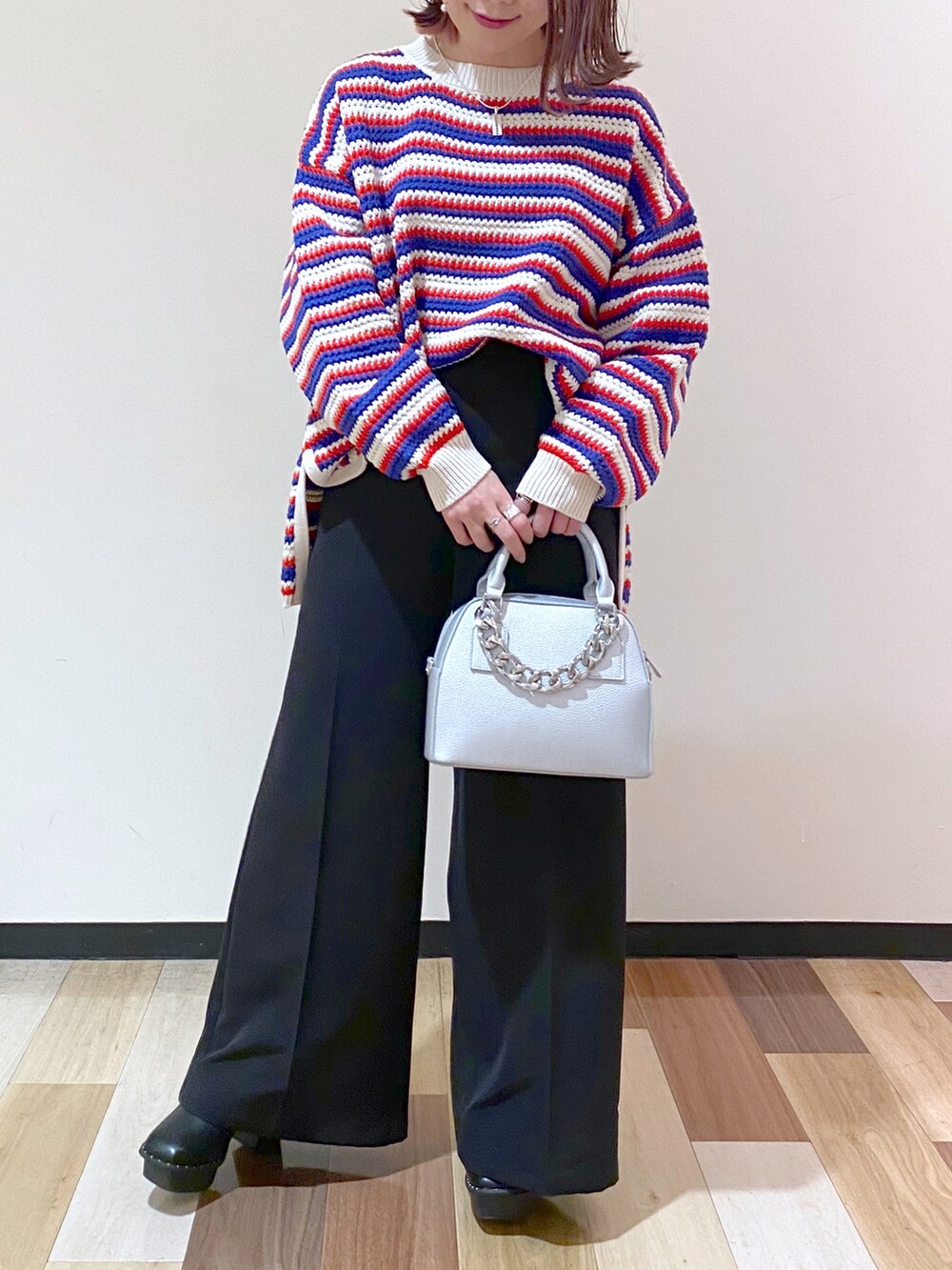 その他のニット/セーター、シルバー系のショルダーバッグ、ブラック系のスラックスを着用したレディースの冬コーディネートの5枚目の写真