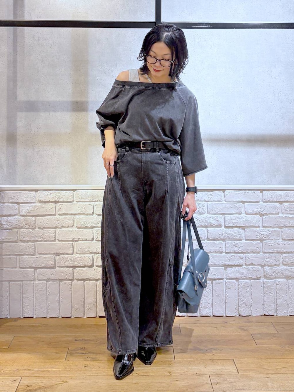 ブラック系のTシャツ/カットソー、ブラック系のデニムパンツ、ホワイト系のタンクトップを着用したレディースの夏コーディネートの8枚目の写真