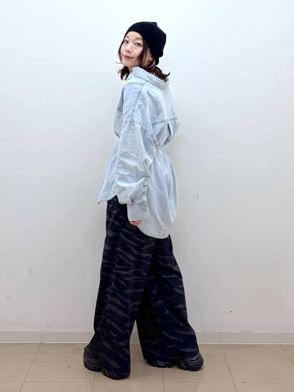 ブラック系のスニーカー、ブルー系のシャツ/ブラウス、その他のスラックスを着用したレディースの冬コーディネートの7枚目の写真