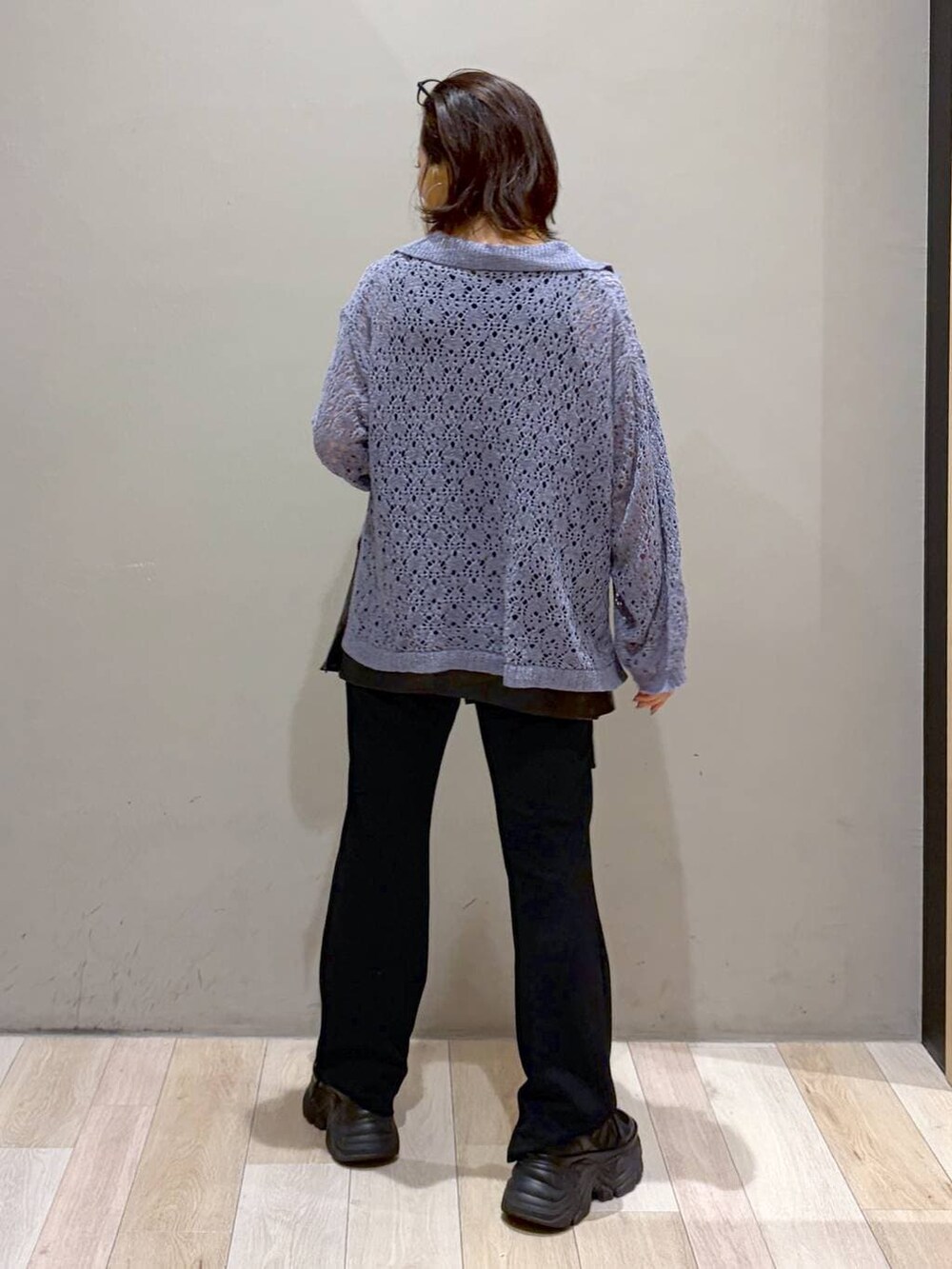 ブラック系のスニーカー、ブラック系のその他パンツ、パープル系のニット/セーターを着用したレディースの秋コーディネートの7枚目の写真