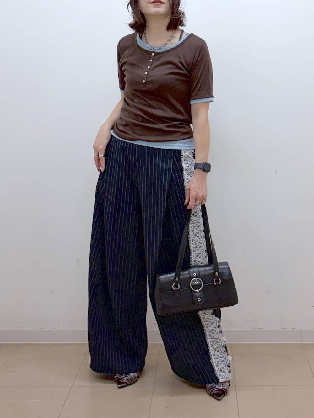 その他のサンダル、ブルー系のスラックス、ブラウン系のTシャツ/カットソーを着用したレディースの夏コーディネートの3枚目の写真