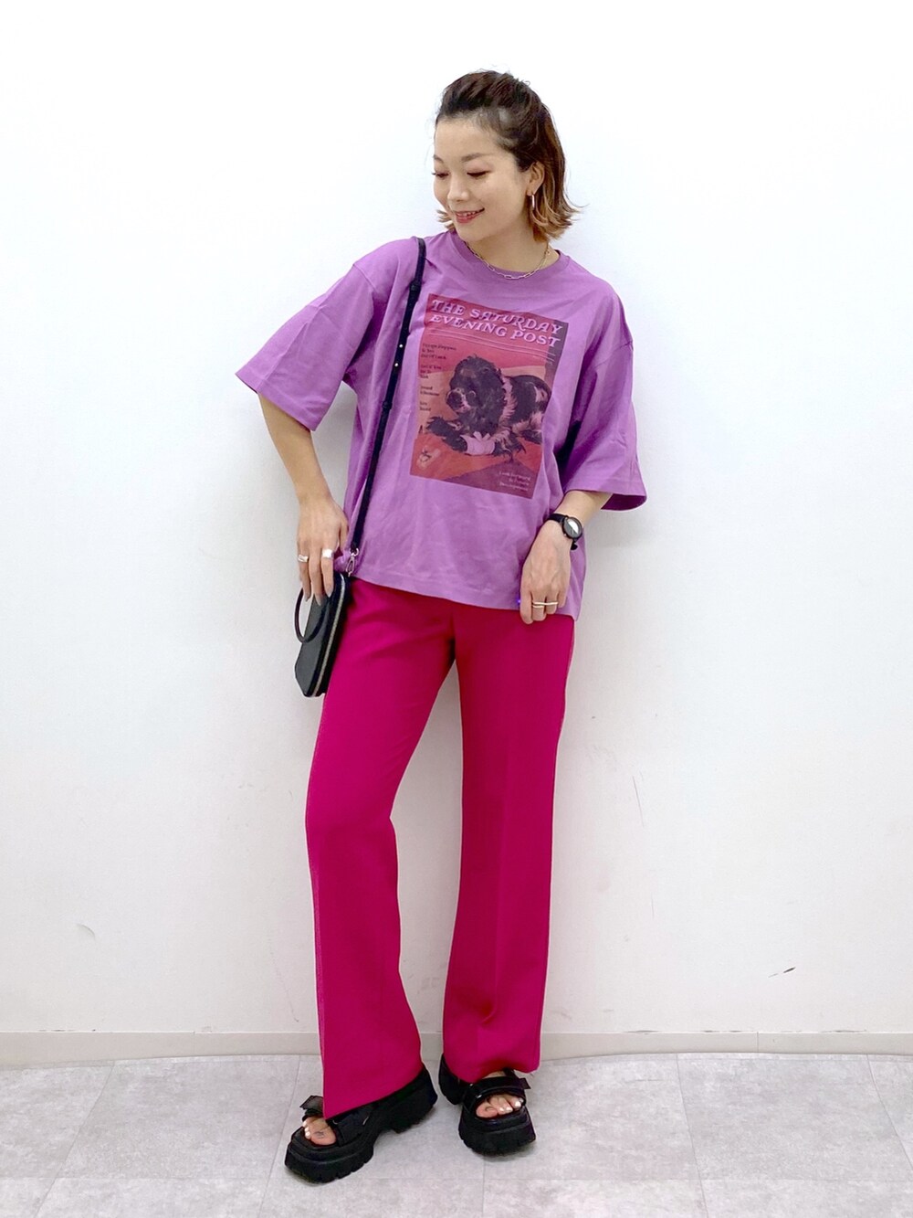 ブラック系のシャツ/ブラウス、ブラック系のサンダル、ブラック系のショルダーバッグを着用したレディースの夏コーディネートの2枚目の写真