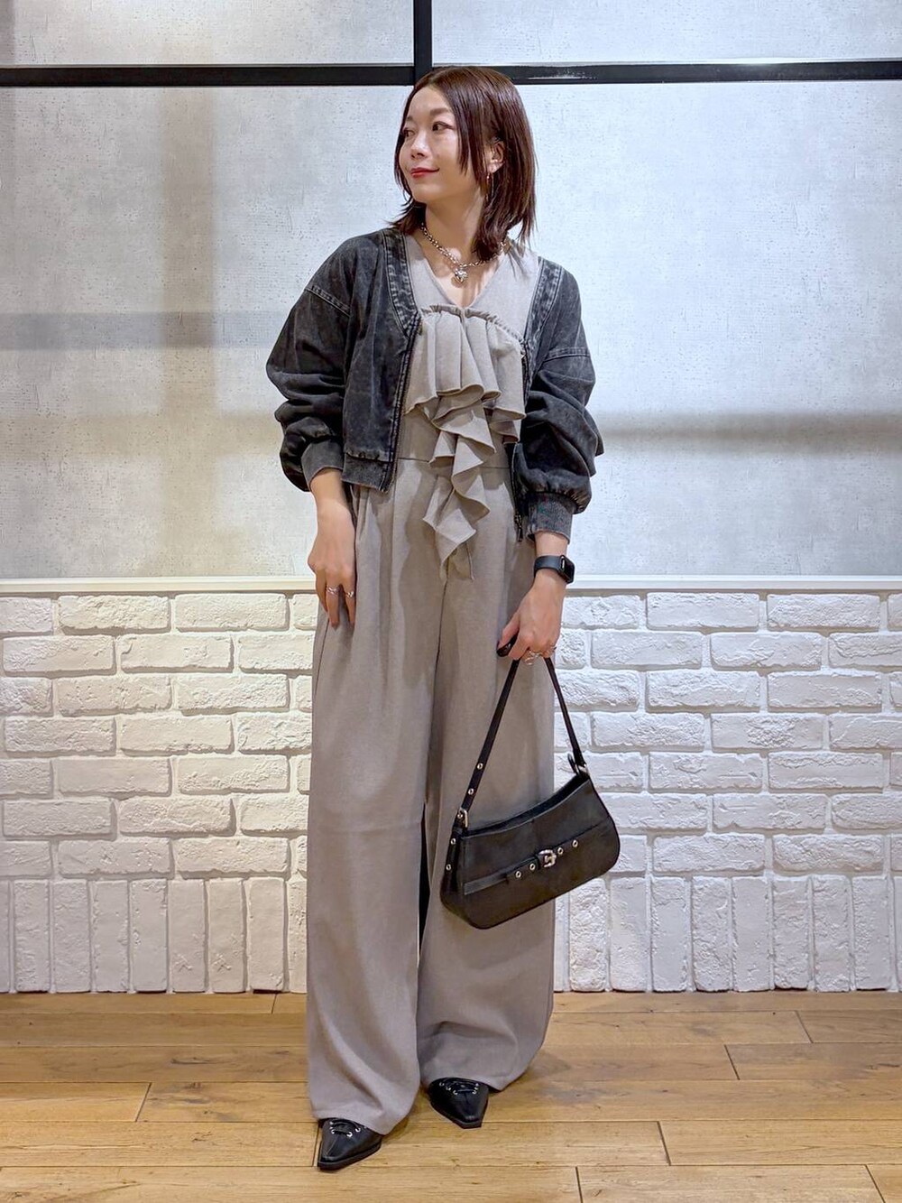 ブラック系のハンドバッグ、ブラック系のサンダル、ブラック系のカーディガン/ボレロを着用したレディースの春コーディネートの8枚目の写真