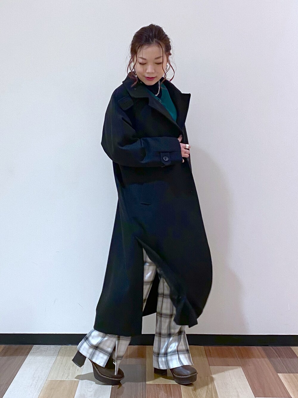 グリーン系のカーディガン/ボレロ、ブラック系のチェスターコート、ブラック系のニット/セーターを着用したレディースの冬コーディネートの3枚目の写真