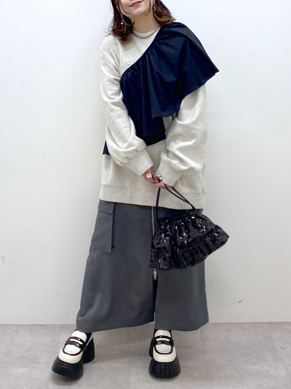 ベージュ系のスウェット、ブラック系のシャツ/ブラウス、ブラック系のショルダーバッグを着用したレディースの冬コーディネートの3枚目の写真