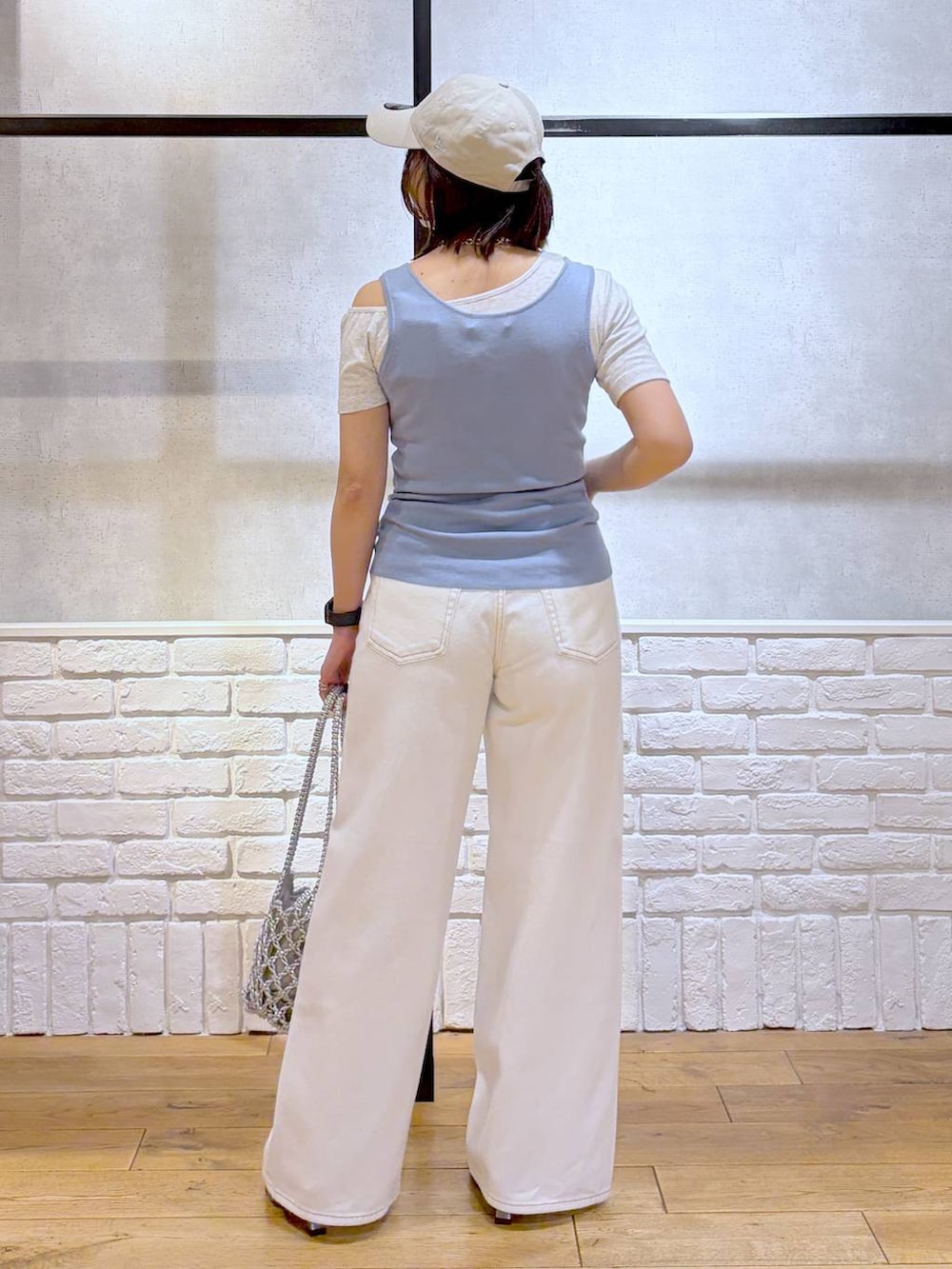 ブルー系のタンクトップ、グレー系のTシャツ/カットソー、ホワイト系のデニムパンツを着用したレディースの夏コーディネートの7枚目の写真