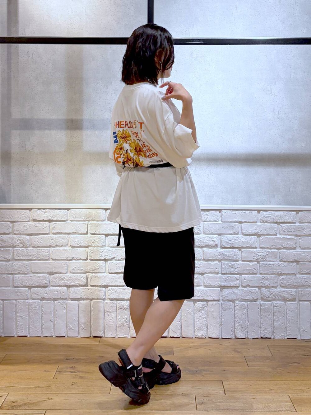ブラック系のサンダル、ホワイト系のTシャツ/カットソー、ブラック系のその他パンツを着用したレディースの夏コーディネートの7枚目の写真