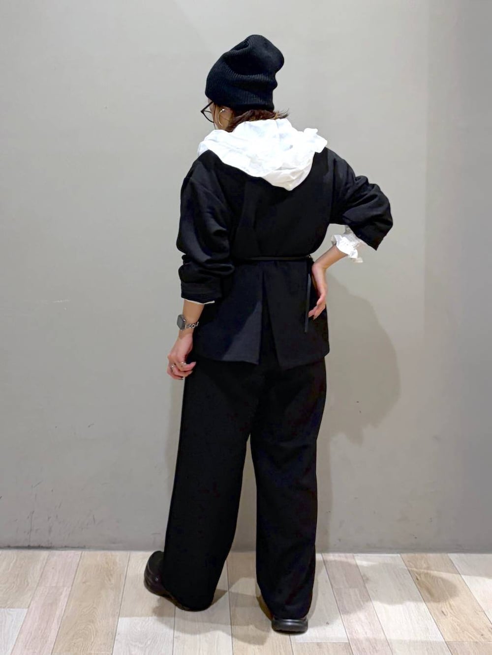 ブラック系のローファー、ブラック系のその他パンツ、ブラック系のテーラードジャケットを着用したレディースの秋コーディネートの6枚目の写真
