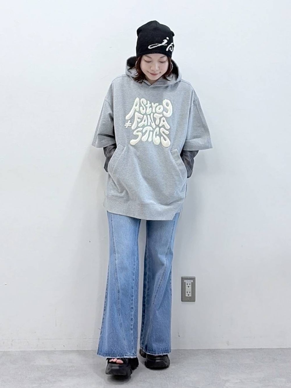 ブルー系のデニムパンツ、ブラック系のサンダル、グレー系のTシャツ/カットソーを着用したレディースの春コーディネートの8枚目の写真